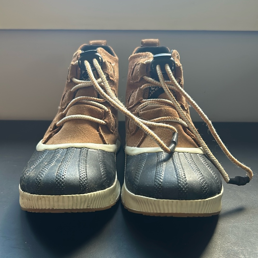 Kids sorels size 4.  Only used a couple of times last winter.  Good condition